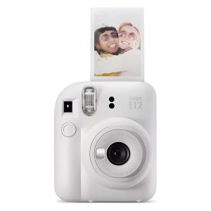 دوربین چاپ سریع فوجی فیلم مدل Instax Mini 12، همراه با لنز 60 میلی‌متری با بیشترین گشودگی دیافراگم f/12.7