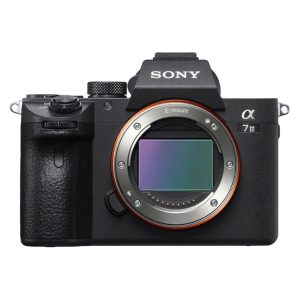 دوربین بدون آینه سونی مدل Alpha a7 lII، حسگر Full Frame با دقت موثر 24.2 مگاپیکسل، عکاسی پیاپی 10 فریم‌بر‌ثانیه، فیلم‌برداری با رزولوشن 4K UHD و Full HD، نمایشگر لمسی و متحرک