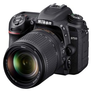 دوربین DSLR نیکون مدل D7500، حسگر APS-C با دقت موثر 20.9 مگاپیکسل، عکاسی پیاپی 8 فریم‌بر‌ثانیه، فیلم‌برداری با رزولوشن 4K UHD و Full HD، نمایشگر لمسی و متحرک، همراه با لنز 18-140 میلی‌متری با بیشترین گشودگی دیافراگم f/3.5 - f/5.6